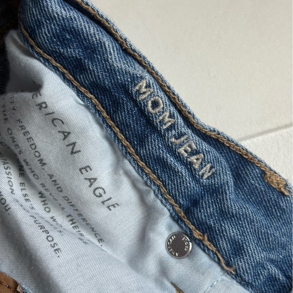 American Eagle Distressed Mom Jeans Size 6 - Picture 5 of 7